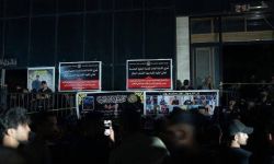 بالصور : أهالي الكوت يتوافدون لموقع فاجــ,ـعة الحريق لإشعال الشموع والتعبير عن تضامنهم مع ذوي الضحايا.